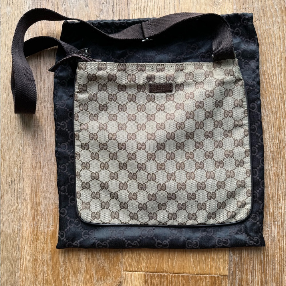 Gucci unisex crossbody canvas bag. Beige with GG logo and adjustable straps.